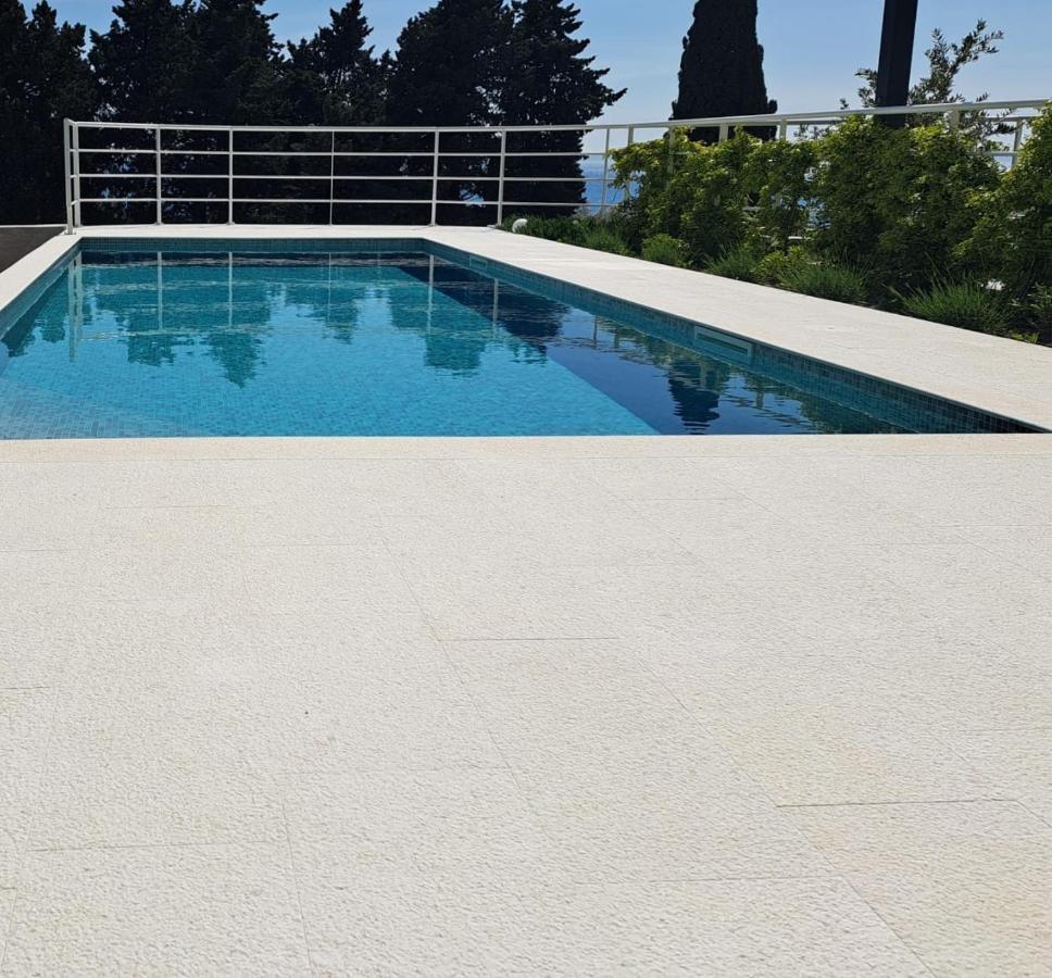 Apartment With Private Pool Split Exterior photo