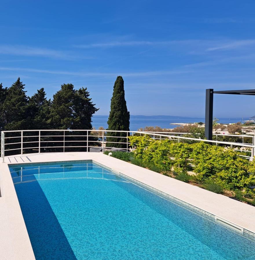 Apartment With Private Pool Split Exterior photo