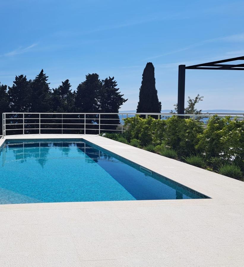 Apartment With Private Pool Split Exterior photo