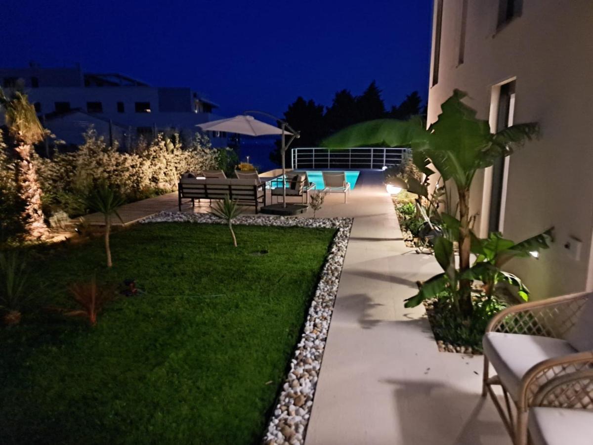 Apartment With Private Pool Split Exterior photo