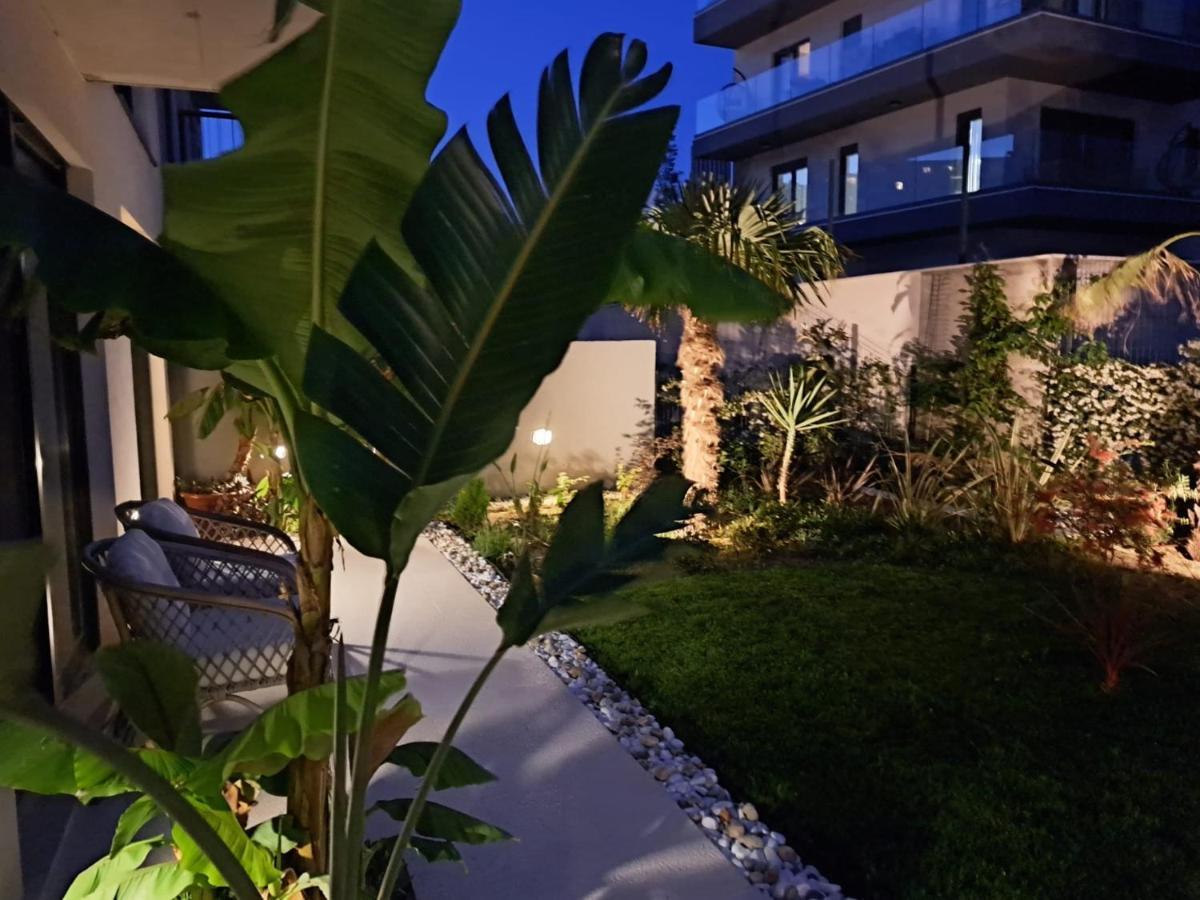 Apartment With Private Pool Split Exterior photo