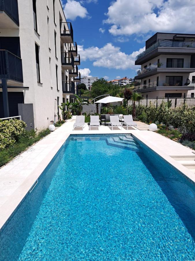 Apartment With Private Pool Split Exterior photo