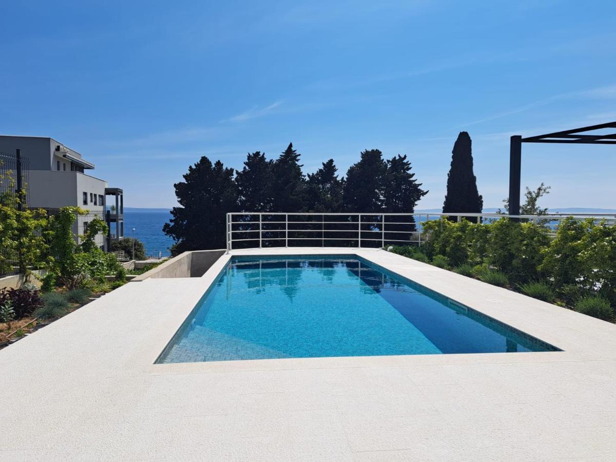 Apartment With Private Pool Split Exterior photo