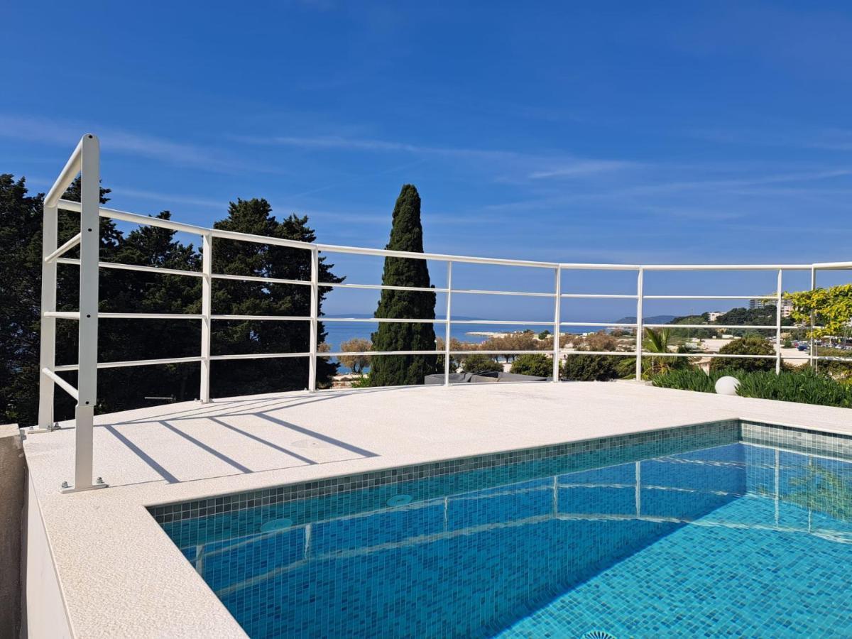 Apartment With Private Pool Split Exterior photo