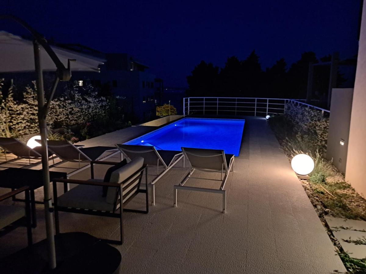 Apartment With Private Pool Split Exterior photo