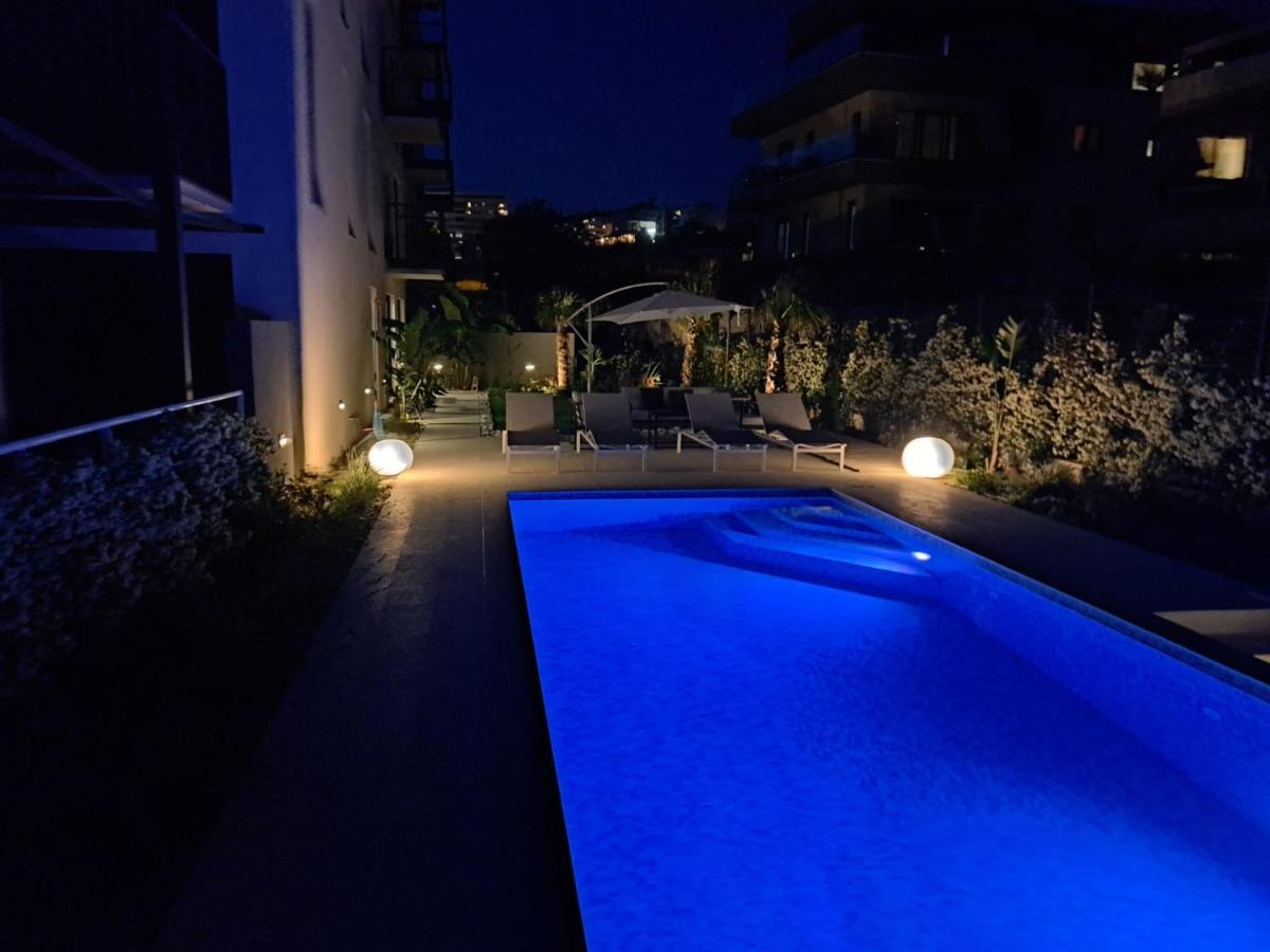 Apartment With Private Pool Split Exterior photo