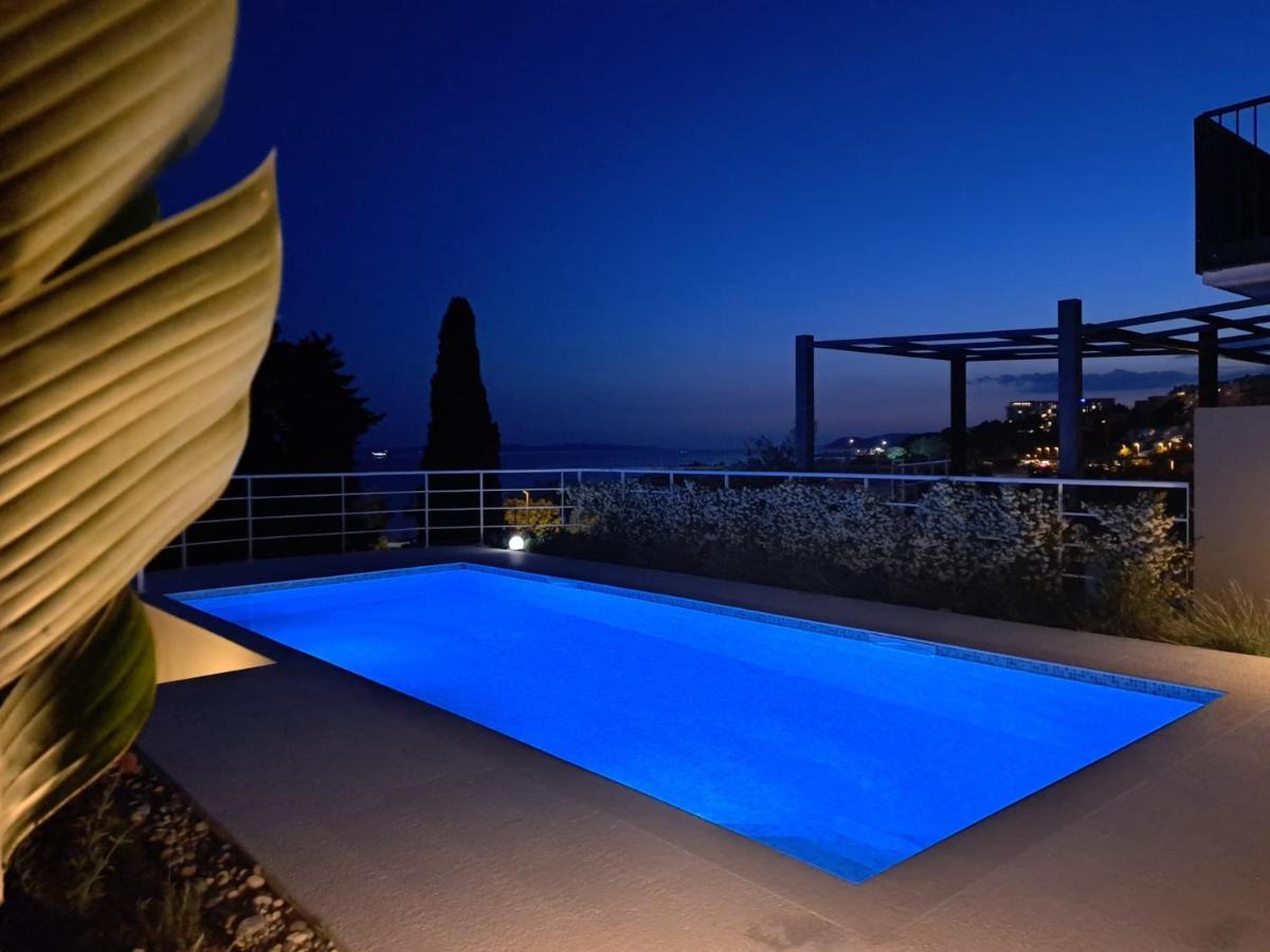Apartment With Private Pool Split Exterior photo