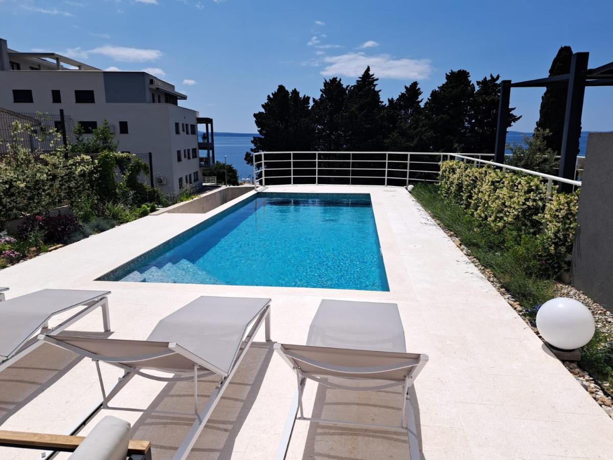 Apartment With Private Pool Split Exterior photo