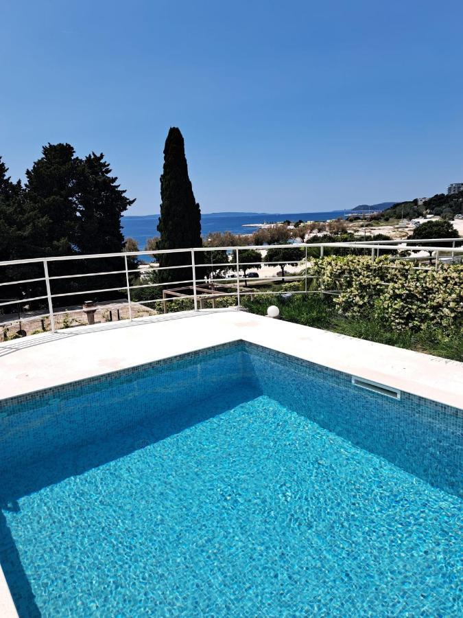 Apartment With Private Pool Split Exterior photo