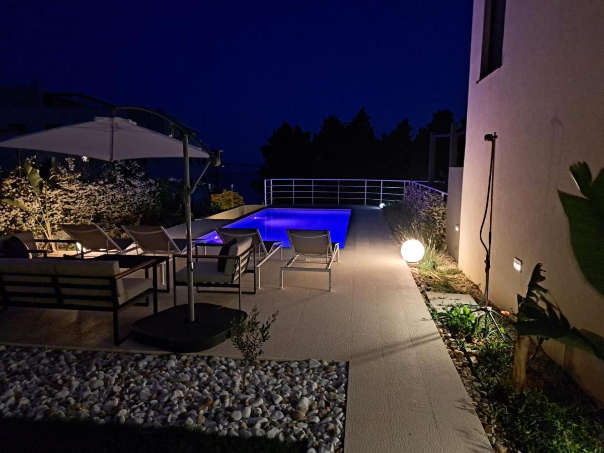 Apartment With Private Pool Split Exterior photo