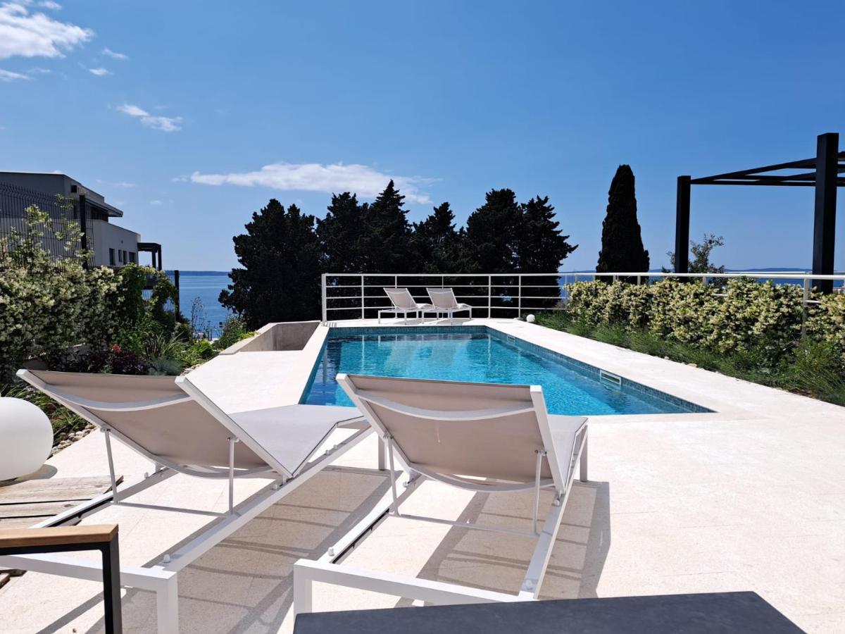 Apartment With Private Pool Split Exterior photo