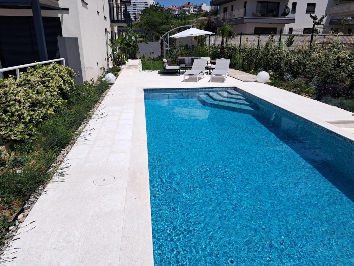 Apartment With Private Pool Split Exterior photo