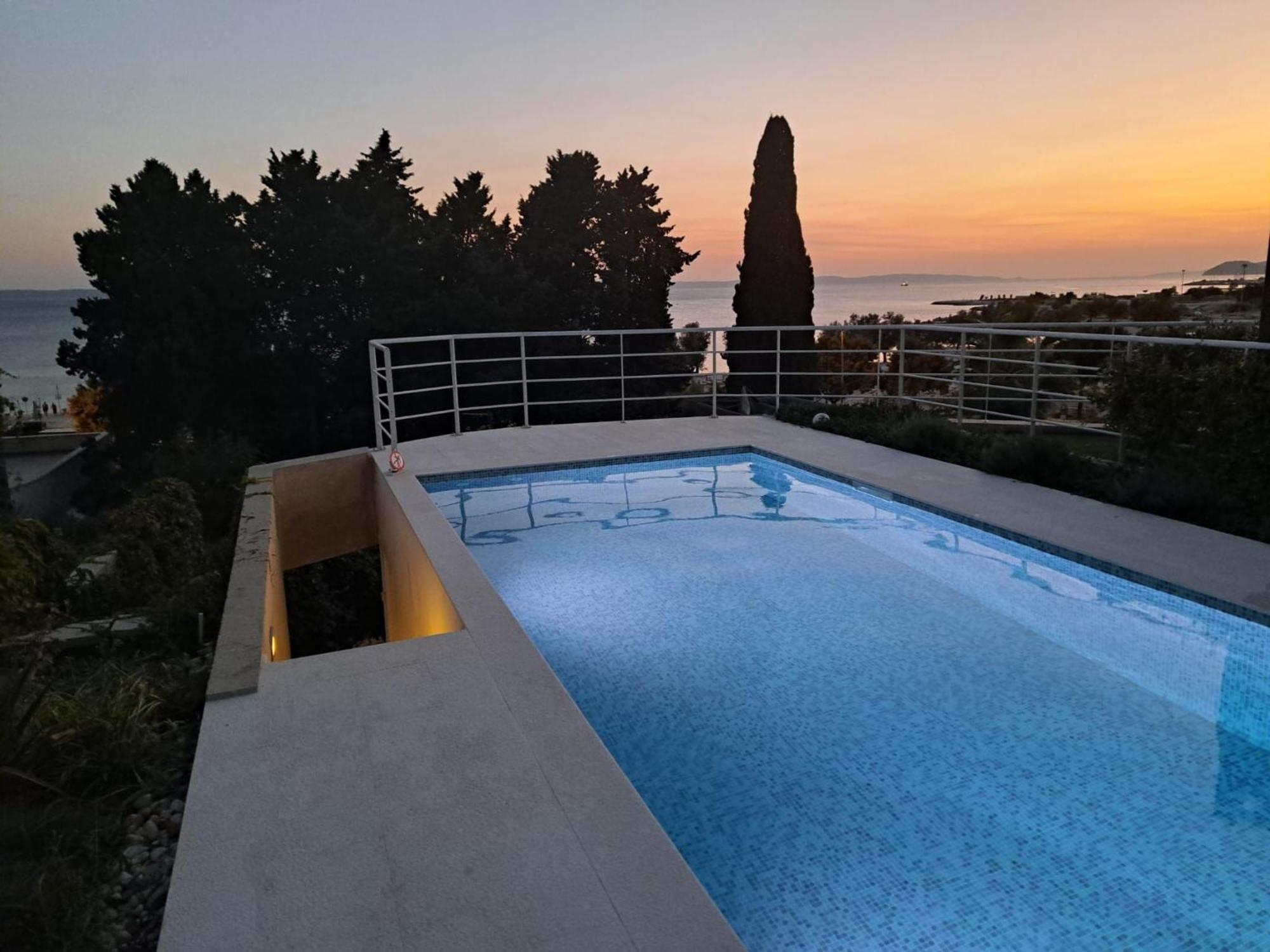 Apartment With Private Pool Split Exterior photo