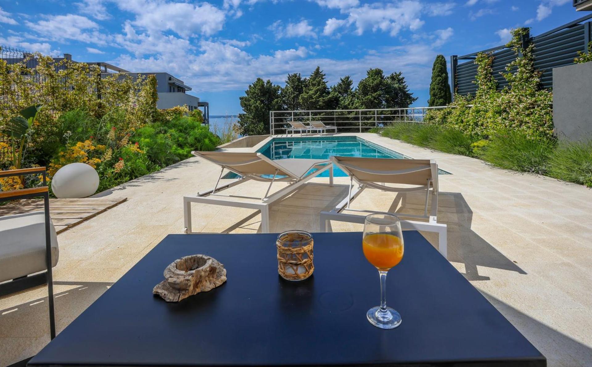 Apartment With Private Pool Split Exterior photo