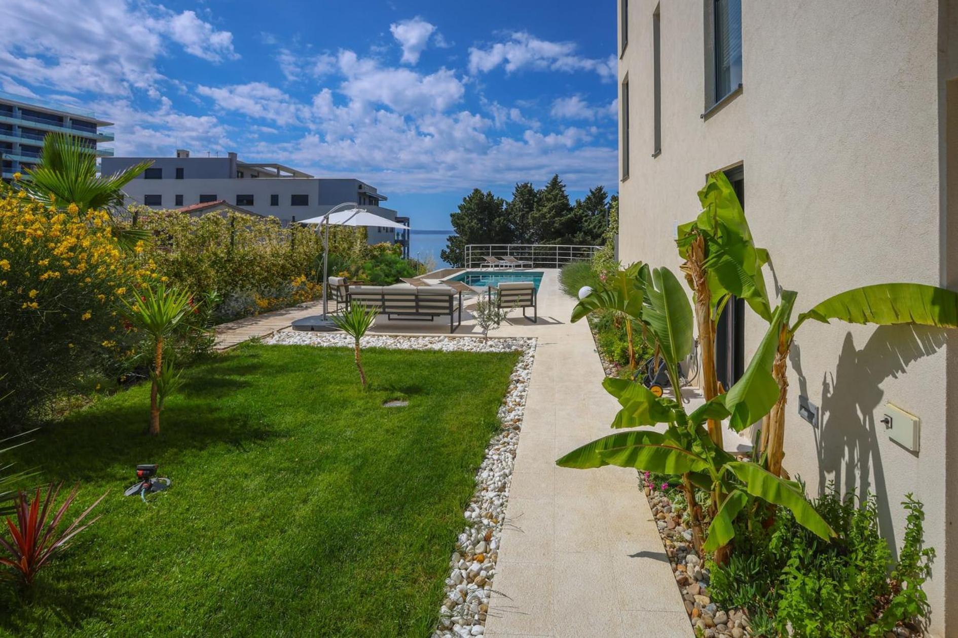 Apartment With Private Pool Split Exterior photo