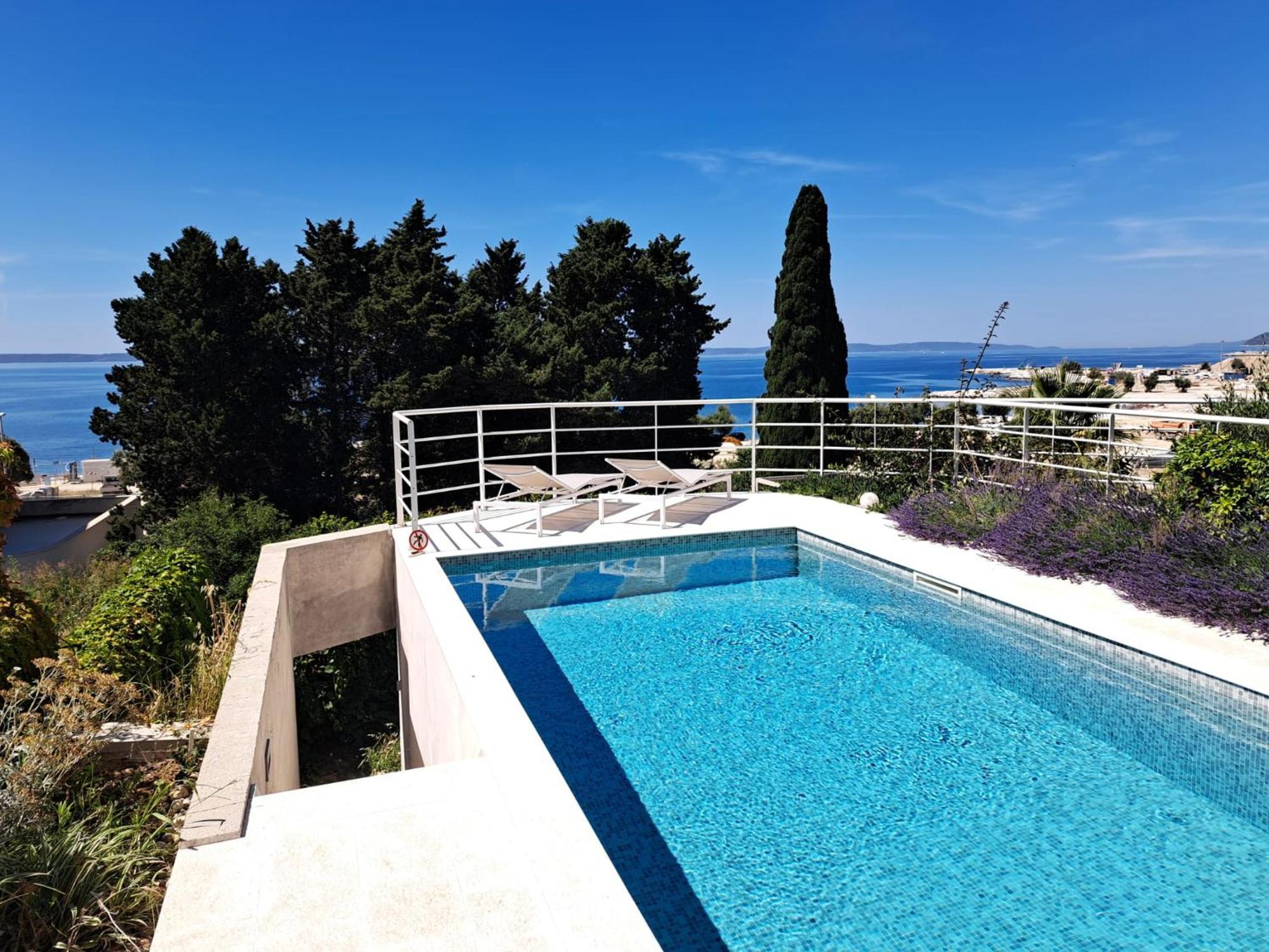 Apartment With Private Pool Split Exterior photo