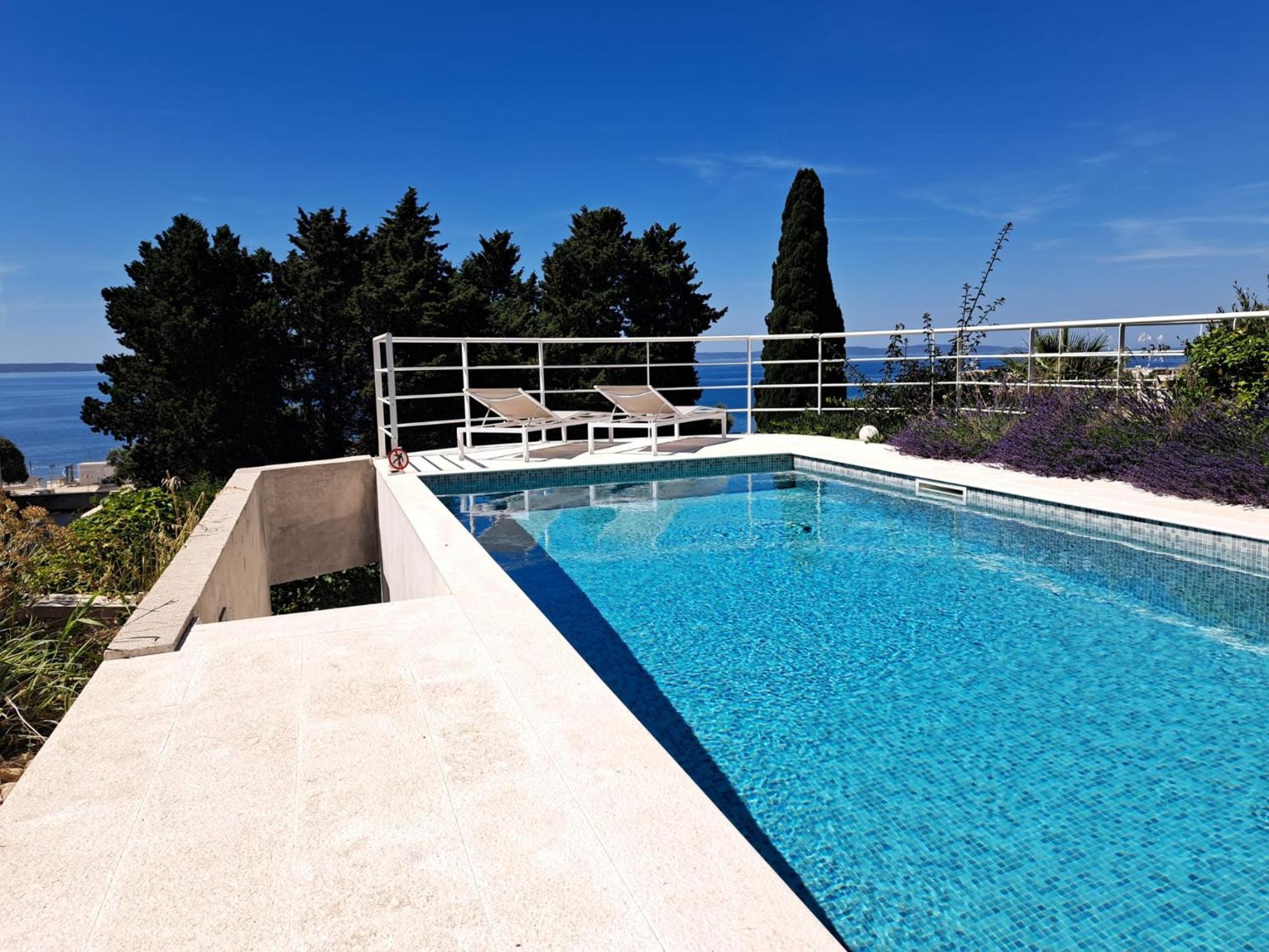 Apartment With Private Pool Split Exterior photo